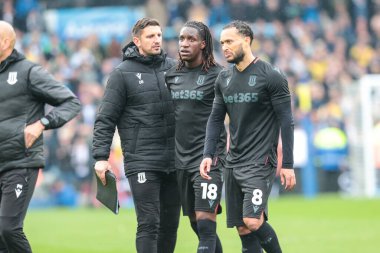 Stoke City 'den Lewis Baker ve Stoke City' den Bosun Lawal, 21 Nisan 2025 'te Elland Road, Leeds, İngiltere' de oynanan Sky Bet Şampiyonası karşılaşmasında üzgün görünüyorlar.