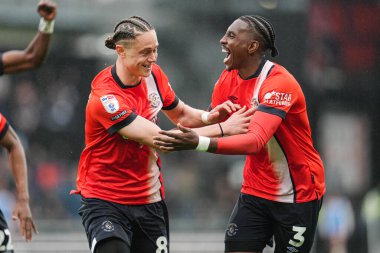 Luton Town 'dan Thelo Aasgaard, 21 Nisan 2025' te Luton Town ile Bristol City arasında oynanan Gökyüzü İddia Şampiyonası maçında golü kutluyor.