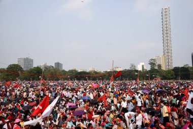Binlerce çiftçi, işçi, tarım işçisi ve gecekondu sakini eylemcisi, 20 Nisan 2025 'te Kolkata' daki Tugay Geçit Alanı 'ndaki devlet ve merkez hükümetin farklı çalışma politikalarını protesto etmek için düzenlenen toplu toplantıya katıldı.. 