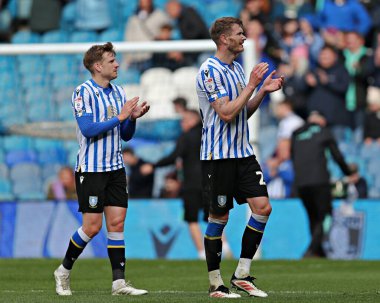 Sheffield 'li Michael Smith, 21 Nisan 2025' te İngiltere 'nin başkenti Sheffield' da oynanan Sheffield Wednesday-Middlesbrough maçından sonra taraftarları alkışlıyor.