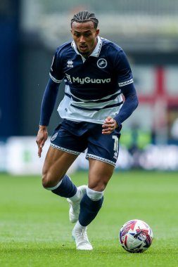 Millwall 'dan Femi Azeez 21 Nisan 2025' te Londra 'daki The Den' de Millwall ile Norwich City arasındaki Gökyüzü İddia Şampiyonası maçında topla koşuyor.