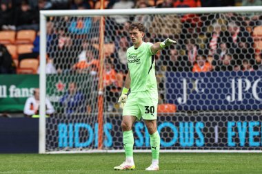Blackpool 'dan Harry Tyrer takımına, 21 Nisan 2025' te Bloomfield Road, Blackpool 'da oynanan Blackpool-Wrexham maçında talimat verdi.