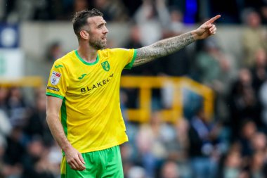 Norwich City 'den Shane Duffy, 21 Nisan 2025' te Londra 'nın The Den şehrinde oynanan Sky Bet Şampiyonası maçında takım talimatlarını veriyor.