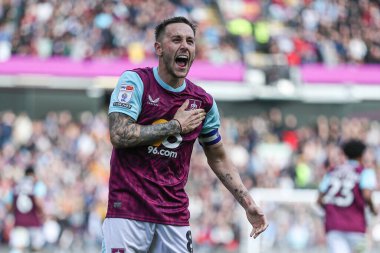 Burnley 'den Josh Brownhill, 21 Nisan 2025' te Burnley ile Sheffield United arasında oynanan Sky Bet Şampiyonası maçında 2-1 'lik galibiyetini kutluyor.