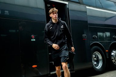 Norwich City 'den Oscar Schwartau, 21 Nisan 2025' te The Den, Londra 'daki Millwall-Norwich City maçından önce The Den' e vardı.