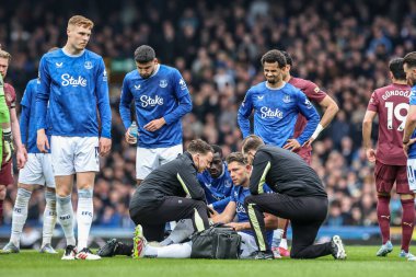 Everton 'dan James Tarkowski, 19 Nisan 2025' te İngiltere 'nin Liverpool kenti Goodison Park' ta oynanan Premier League maçı sırasında sahada tedavi görüyor.