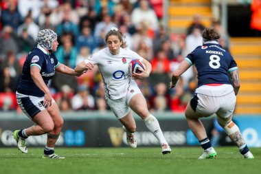 İngiltere 'den Abby Dow, İngiltere' nin Mattioli Woods Welford Road Stadyumu 'nda oynanan 2025 Guinness Kadınlar 6 Milletler Maçı' nda topa vuruyor.