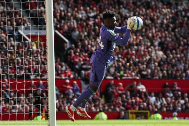 Manchester United takımından Andr Onana, Manchester United ile Wolverhampton Wanderers maçında topu 20 Nisan 2025 'te Old Trafford, Manchester' da yakaladı.