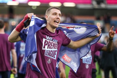 Burnley takımından Maxime Estve, Burnley - Sheffield United maçından sonra 21 Nisan 2025 'te Burnley, İngiltere' deki Turf Moor maçında Premier Lig 'e geri dönüşünü kutluyor.