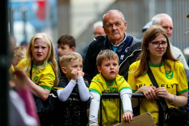 Taraftarlar, 21 Nisan 2025 'te The Den, Londra, İngiltere' de oynanan Millwall-Norwich City maçından önce oyuncu gelmesini bekliyorlar.