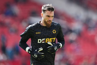 20 Nisan 2025 'te Old Trafford, Manchester, Birleşik Krallık' ta oynanan Premier League karşılaşması öncesinde Wolverhampton Wanderers maçında Wolverhampton Wanderers ve Wolverhampton Wanderers arasında oynanan karşılaşma öncesi ısınma sırasında Wolverhampton Wanderers takımının oyuncusu oldu.