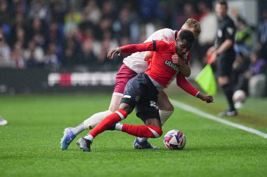Bristol City 'den Ross McCrorie, Luton Town' dan Isaiah Jones 'a karşı Luton Town Bristol City maçında faul yaptı. Kenilworth Road, Luton, İngiltere, 21 Nisan 2025