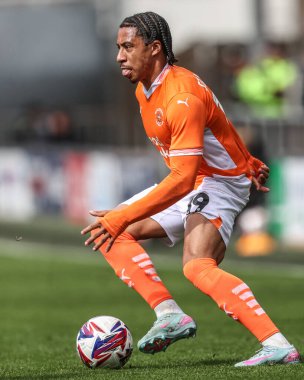 Blackpool takımından Samuel Silvera 21 Nisan 2025 'te Bloomfield Road, Blackpool' da Blackpool-Wrexham maçında