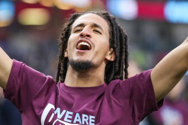 Burnley 'den Hannibal Mejbri, 21 Nisan 2025' te Burnley-Sheffield United 'a karşı oynadığı Turf Moor, Burnley, Birleşik Krallık' ta oynanan Sky Bet Şampiyonası maçından sonra lige tekrar yükselmesini kutluyor.
