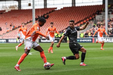Blackpool 'dan Niall Ennis, 21 Nisan 2025' te Bloomfield Road, Blackpool 'da oynanan Blackpool-Wrexham maçında topu geçiyor.