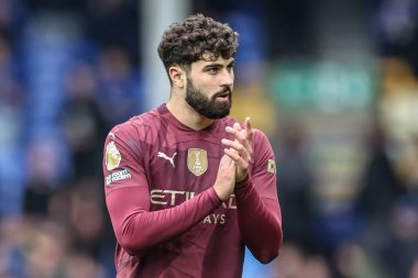 Manchester City 'den Joko Gvardiol, Premier League maçından sonra İngiltere' nin Liverpool kenti Goodison Park 'ta oynanan Everton Manchester City maçında taraftarları alkışlıyor.