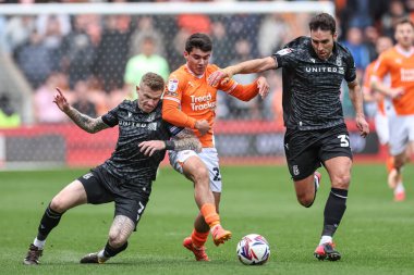 Blackpool 'dan Rob Apter topu aldı ve Wrexham' dan James McClean ve Matthew James 'in elinden kaçtı. 21 Nisan 2025' de Bloomfield Road, Blackpool 'da Blackpool-Wrexham maçında.