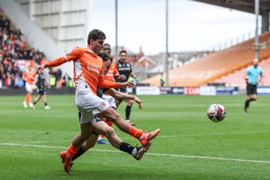 Blackpool 'dan Rob Apter 21 Nisan 2025' te Bloomfield Road, Blackpool 'da oynanan Blackpool-Wrexham maçında topu geçiyor.