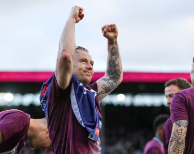 Burnley 'den Ashley Barnes, 21 Nisan 2025' te Burnley 'e karşı Sheffield United' ın Turf Moor, Burnley 'de oynadığı Gökyüzü İddia Şampiyonası maçından sonra birinci lige terfi edilişini kutluyor.