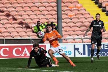 Blackpool 'dan Rob Apter, 21 Nisan 2025' te Bloomfield Road, Blackpool 'da oynanan Blackpool-Wrexham maçında 1-2 berabere kaldı.