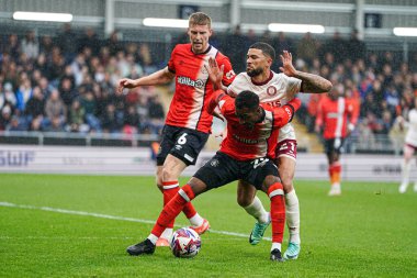 Luton Town 'dan Isaiah Jones, Bristol City' den Nahki Wells 'i 21 Nisan 2025' te Bristol City 'deki Luton Town' a karşı Bristol City maçında durdurdu.