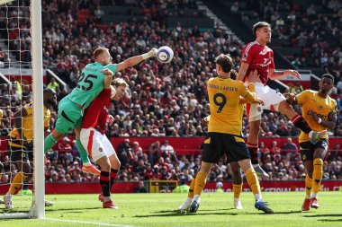 Wolverhampton Wanderers takımından Daniel Bentley, Manchester United ile Wolverhampton Wanderers maçında 20 Nisan 2025 'te Old Trafford, Manchester' da topa vuruyor.