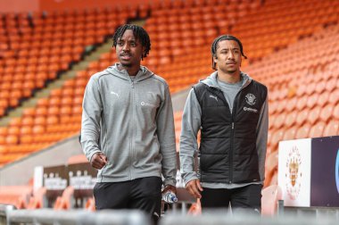 Blackpool 'dan Niall Ennis ve Blackpool' dan Samuel Silvera, 21 Nisan 2025 'te Bloomfield Road, Blackpool, İngiltere' de oynanan Blackpool-Wrexham maçında geldiler.