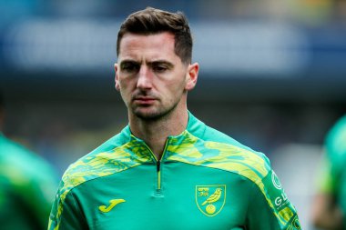 Norwich City 'den Kenny McLean, 21 Nisan 2025' te Londra 'daki The Den' de oynanan Millwall-Norwich City maçından önce ısınıyor.