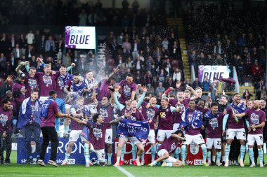 Burnley oyuncuları, Burnley-Sheffield United maçından sonra 21 Nisan 2025 'te Burnley, Birleşik Krallık' ın Turf Moor şehrinde Premier Lig 'e terfiyi kutladılar.