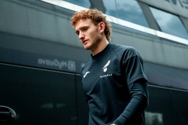 Norwich City 'den Josh Sargent, 21 Nisan 2025' te The Den, Londra 'daki Millwall-Norwich City maçından önce The Den' e vardı.