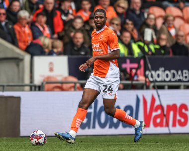Blackpool 'dan Odel Offiah, 21 Nisan 2025' te Bloomfield Road, Blackpool 'da oynanan Blackpool-Wrexham maçında topu aldı.
