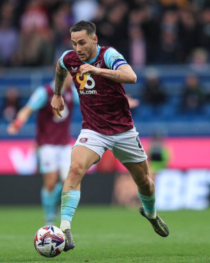 Burnley 'den Josh Brownhill 21 Nisan 2025' te Burnley - Sheffield United - Turf Moor, Burnley, Birleşik Krallık 'ta oynanan Sky Bet Şampiyonası maçında öne doğru ilerliyor.
