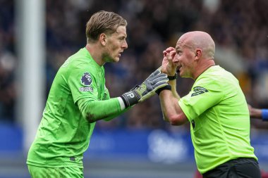 Everton 'dan Jordan Pickford, 19 Nisan 2025 tarihinde Goodison Park, Liverpool' da oynanan Premier League maçında hakem Simon Hooper 'a itiraz etti.