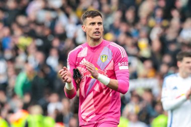 Karl Darlow Leeds United kalecisi, 21 Nisan 2025 'te Leeds Road, İngiltere' de oynanan Sky Bet Şampiyonası maçında oynanan son ıslık çaldıktan sonra taraftarları alkışlıyor.
