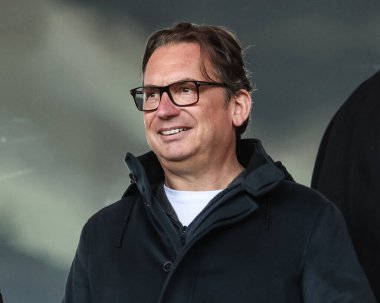 Simon Sadler Blackpool FC 'nin sahibi 21 Nisan 2025' te Bloomfield Road, Blackpool 'da oynanan Blackpool-Wrexham maçına katıldı.