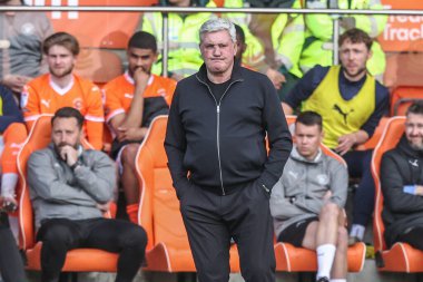 Blackpool 'un teknik direktörü Steve Bruce 21 Nisan 2025' te Bloomfield Road, Blackpool 'da Blackpool-Wrexham maçında
