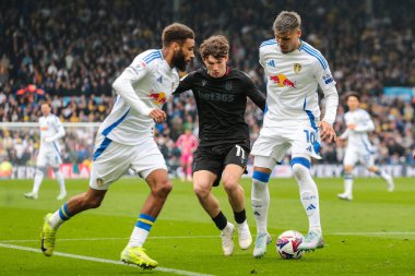 Leeds United takımından Jol Piroe, 21 Nisan 2025 'te Leeds Road, Leeds, Birleşik Krallık' ta oynanan Sky Bet Şampiyonası maçında topa dönüyor.