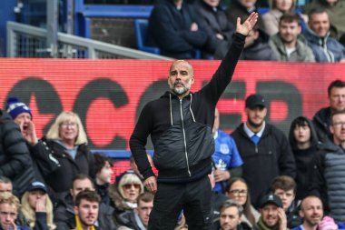 Manchester City 'nin Pep Guardiola teknik direktörü, 19 Nisan 2025' te Goodison Park, Liverpool 'da oynanan Premier League maçında takım talimatlarını verir.