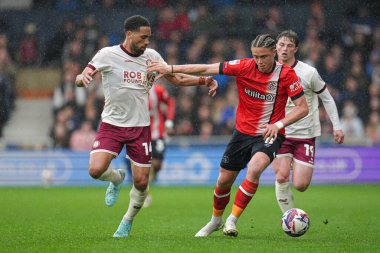 Luton Town 'dan Thelo Aasgaard, 21 Nisan 2025' te Luton Town - Bristol City maçı sırasında Luton Town - Luton Road, İngiltere 'de top sürüyor.