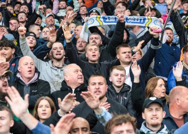 Leeds United taraftarları Sky Bet Şampiyonası maçı sırasında Leeds United ile Stoke City arasındaki Elland Road, Leeds, İngiltere, 21 Nisan 2025