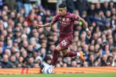 Manchester City 'den Savinho, 19 Nisan 2025 tarihinde İngiltere' nin Liverpool kenti Goodison Park 'ta oynanan Premier League maçında topu fırlattı.
