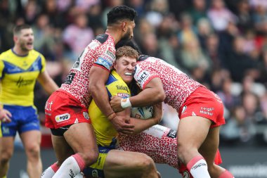 Warrington Wolves 'tan Dan Russell, 19 Nisan 2025' te Leigh Spor Köyü 'nde oynanan Betfred Süper Lig 8. Raundunda Leigh Leopards' a karşı Warrington Wolves maçında yere serildi.