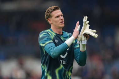 Luton Town 'dan Thomas Kaminski, Gök Bahis Şampiyonası öncesinde Luton Town, Bristol City' ye karşı, Kenilworth Road, Luton, Birleşik Krallık, 21 Nisan 2025