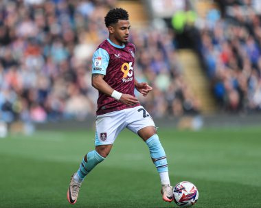 Burnley 'den Marcus Edwards, Burnley - Sheffield United - Turf Moor, Burnley, Birleşik Krallık, 21 Nisan 2025' te oynanan Sky Bet Şampiyonası maçında topu ileri sürüyor.