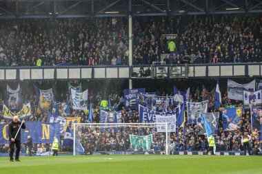 Taraftarlar, Premier Lig karşılaşması öncesinde İngiltere 'nin Liverpool kenti Goodison Park' ta Everton 'a karşı Manchester City maçında bayrakları havada tutuyor.