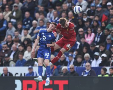 Leicester City 'den Luke Thomas ve Liverpool' dan Conor Bradley 20 Nisan 2025 'te King Power Stadyumu' nda Leicester City ile Liverpool arasında oynanan Premier League maçında top için mücadele ettiler.
