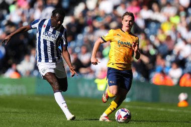 Derby County 'den Liam Thompson, 21 Nisan 2025' te İngiltere 'nin başkenti Hawthorns' ta oynanan West Bromwich Albion - Derby County maçında topu aldı.