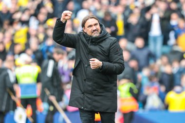 Daniel Farke Leeds United Manager, 21 Nisan 2025, Elland Road, Leeds, İngiltere 'de Leeds United ile Stoke City arasındaki Sky Bet Şampiyonası' ndaki son düdük sesinden sonra taraftarları alkışlıyor.