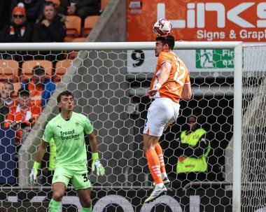 Blackpool 'dan Elkan Baggott, 21 Nisan 2025' te Bloomfield Road, Blackpool 'da oynanan 1. Blackpool-Wrexham maçında savunma alanının dışına çıkıyor.