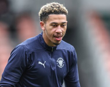 Blackpool 'dan Jordan Lawrence-Gabriel 21 Nisan 2025' te Bloomfield Road, Blackpool 'da oynanan Sky Bet 1 karşılaşmasında ısınma turunda